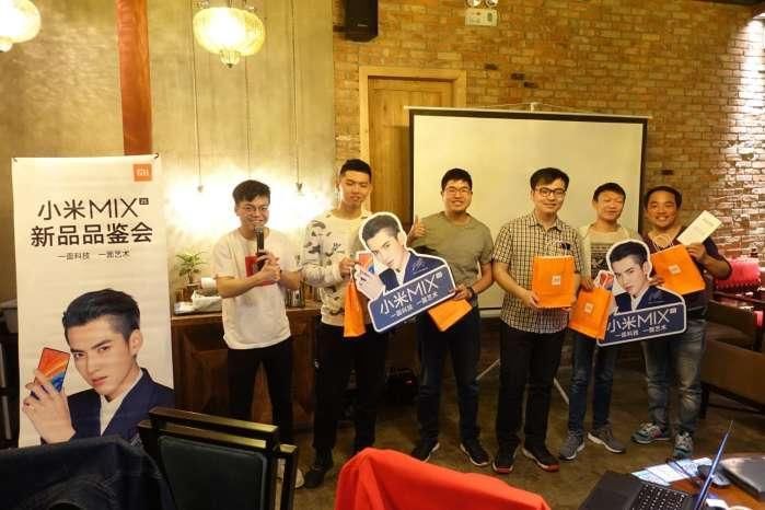 武汉米粉体验AI双摄小米MIX 2S后都说好 你还