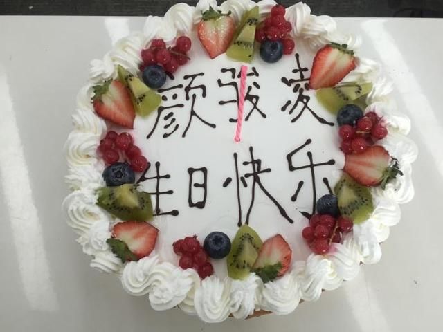 颜骏凌、林创益同一天生日,上港俱乐部为二人