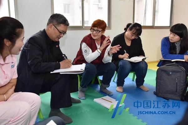 盐城协和医院迎来国际专家 帮自闭症家长解心