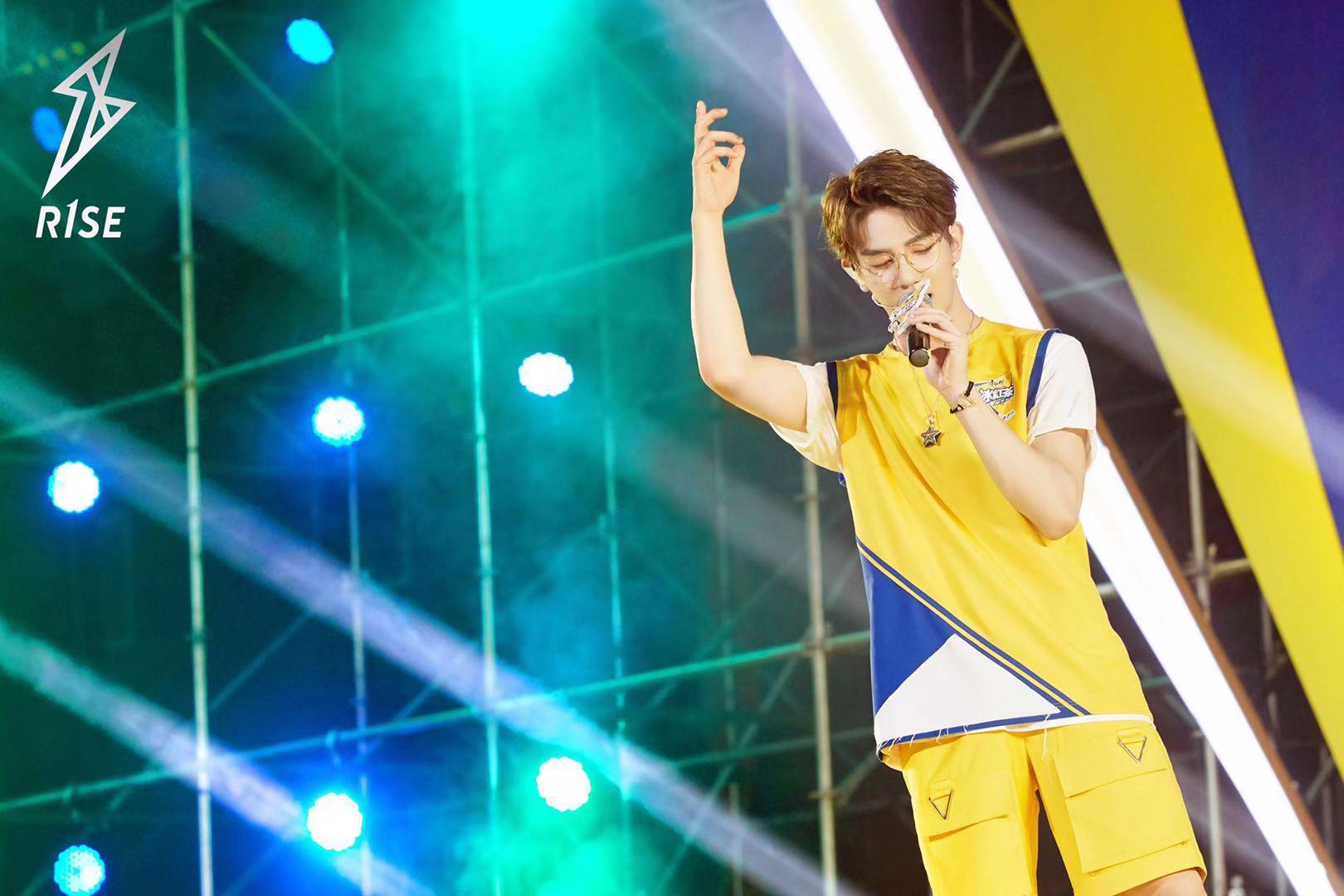 R1SE周震南何洛洛夏之光出席见面会(图3) R1SE周震南何洛洛夏之光出席见面会(图3)