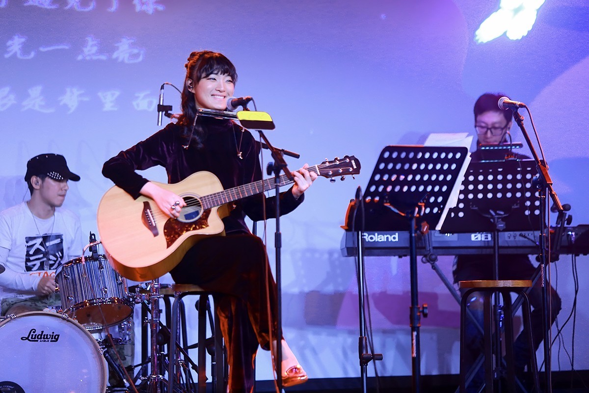 刘润洁北京开唱 马条送生日蛋糕合唱《封锁线》