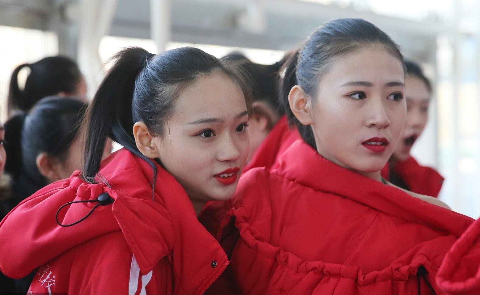 2018年12月28日，青岛大学体育馆内，2019东方丽人第十四届全国高校模特·空乘专业推介会在这里举行，近千余名山东省的艺考生前来参加。现场考生们进行了泳装、晚装和才艺表演，展示了完美的自我。