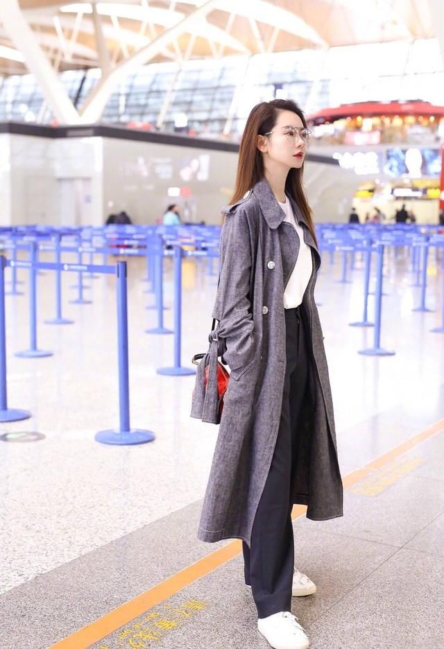 蓝灰色风衣搭配图片_灰色格子风衣搭配图片