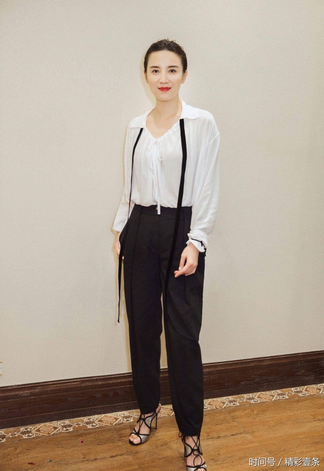 宋佳外套下面似穿泳衣凸显魅力身材