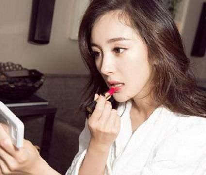 杨幂近日在机场穿三角裤出门,为了时尚豁出去