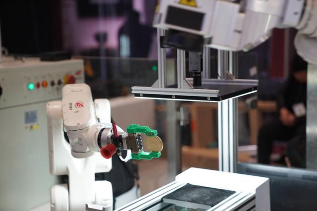 全球最大的电信运营商,用一艘船展示5G未来