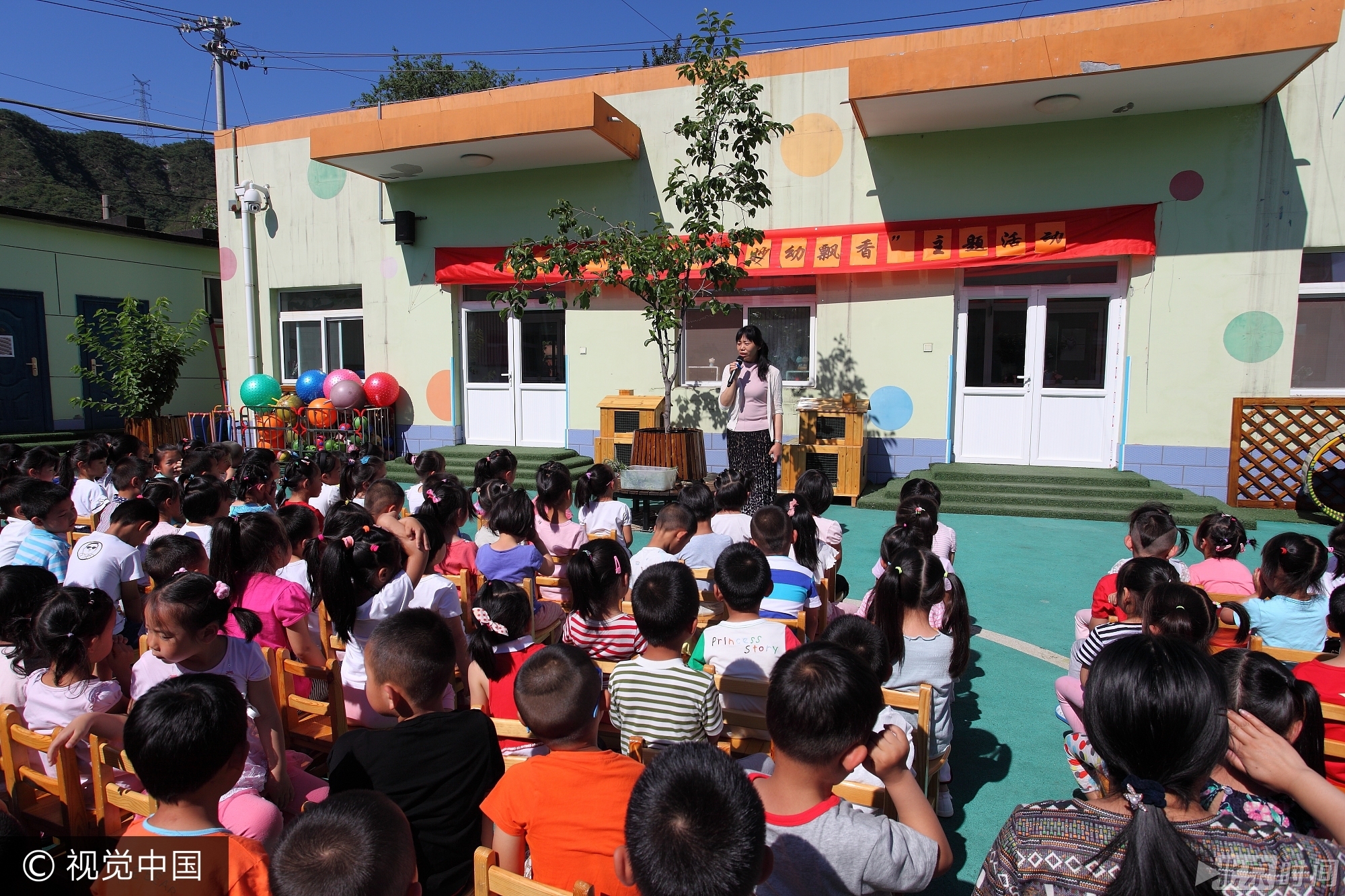 活动现场内容丰富,小孩子们都玩疯了, 孩子们用雄黄酒在小孩脑门上画王字、用艾草编花环、包粽子、制作香囊、画钟馗、赛龙舟等精彩不断, 孩子们的笑声充满着整个校园。