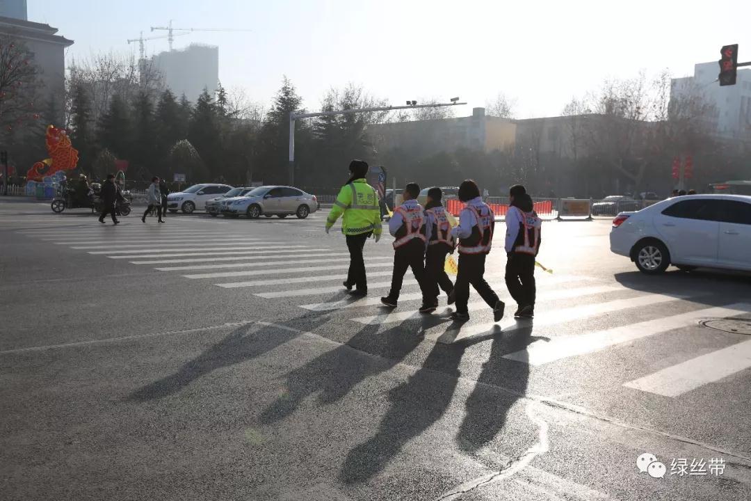 绿丝带小志愿者体验实践交警的辛苦工作活动掠