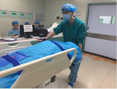 男护士就业前景广阔 阜阳医院男护士逐年增多