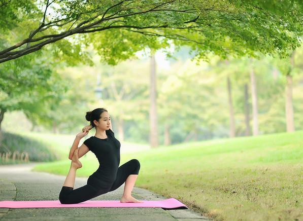 瑜伽美女公园内展示曼妙身姿,形体优美,清新柔和