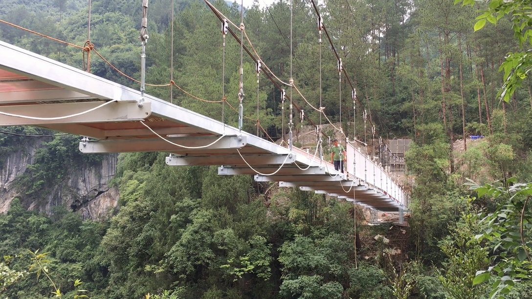 贵州首座7d玻璃吊桥落户遵义