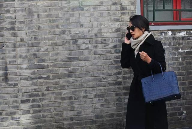 万人迷陈红现身中戏当考官,人群中太耀眼,把考