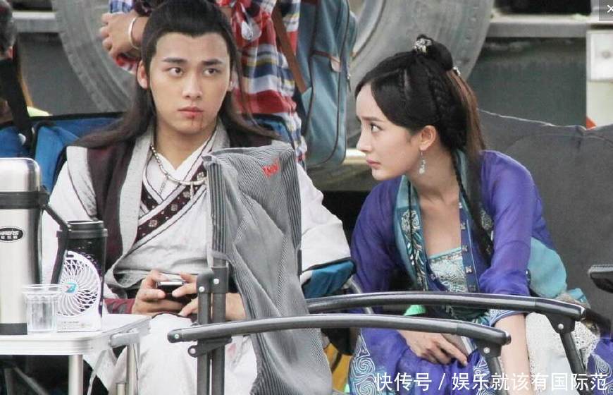 明星在片场休息时李易峰杨幂这样,杨颖抽烟解