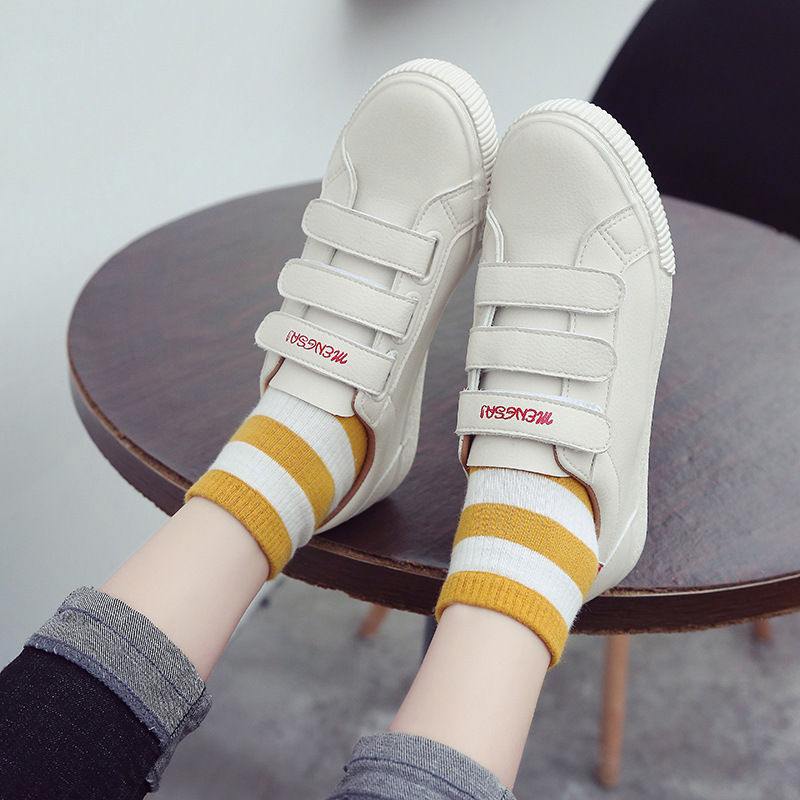 今年最流行小白鞋的款式,透气不闷脚,跟不舒适