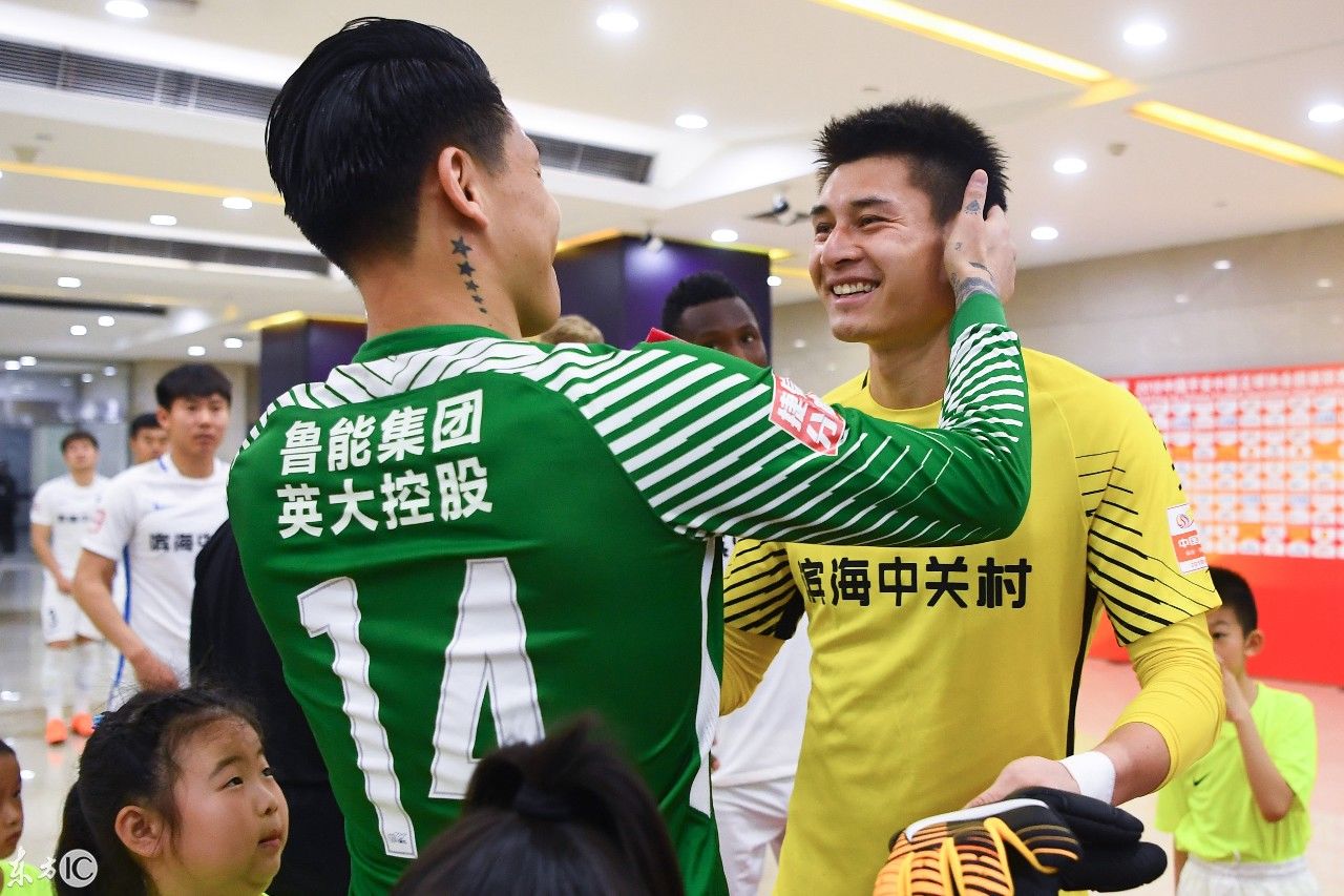王大雷与杜佳寒暄,天津泰达VS山东鲁能泰山