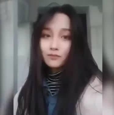 当美女撩开头发那瞬间,瓜子脸变大脸,仿佛重新