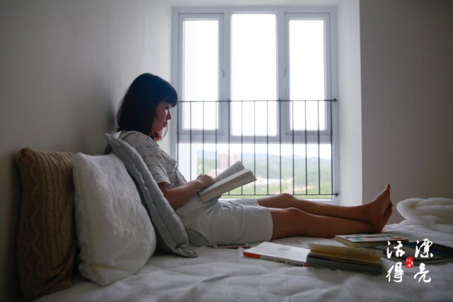 以前丹丹的微信好友里就有一位酒店测评师，常常在朋友圈看到别人光鲜亮丽游山玩水，试住高档酒店，所以她一直对测评师和体验师这一类的工作很向往。她立马决定，尝试一下测评师这个岗位。情趣用品体验师招聘广告在网上热度很高，但是丹丹去公司一看来面试的人特别少，尤其女生只有两个，竞争比她想象的小了很多，丹丹成功进入了情趣用品体验师的行业。图为丹丹在一家情趣用品店内。