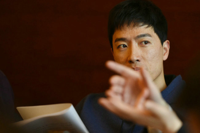 政协分组讨论会 刘翔认真看材料听取发言