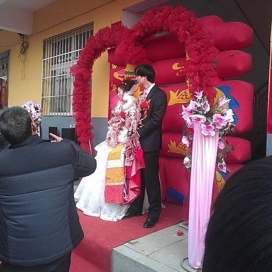 太土豪!河南新郎新娘身披百元大钞结婚