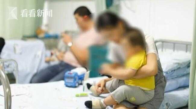 男童穿开裆裤玩耍 下体被电梯咬住撕掉整个包