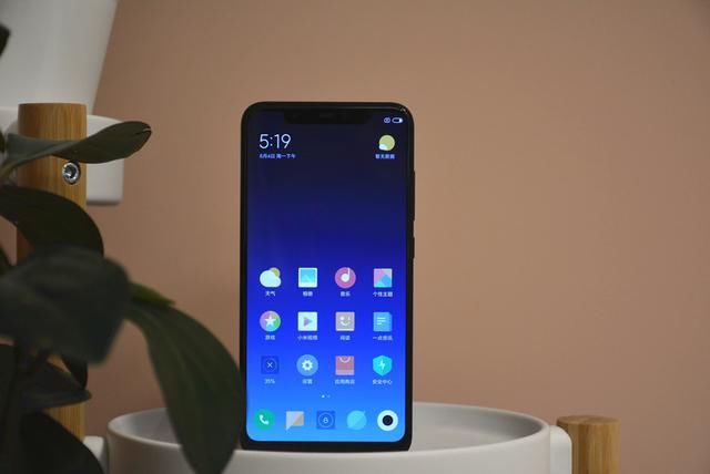 小米8到手第一天:屏幕更大,人脸识别在夜晚也