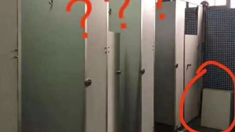 学校厕所门被锯低 女生如厕男生结队偷窥