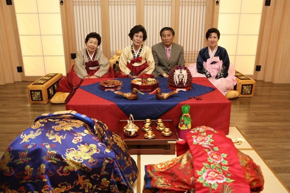 韩国，韩国的情况跟中国太像了!男人娶老婆也得买房买车，送彩礼，韩国物价又高，因此韩国男人压力很大。最近两年，韩国每对新婚夫妇的平均结婚费用高达2.3798亿韩元(约合人民币136万元)。