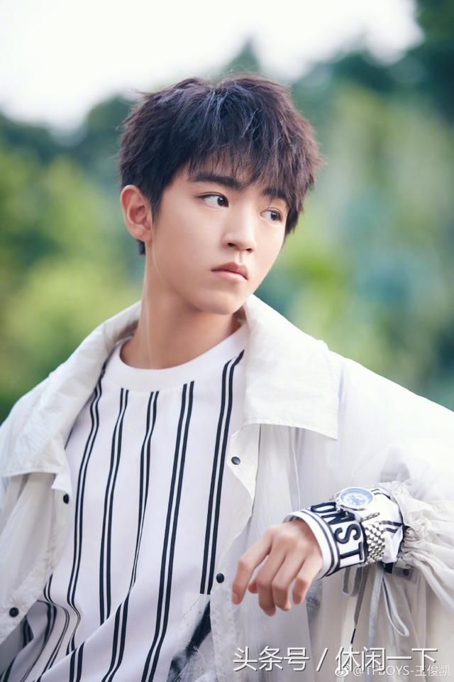 王源半夜晒腹肌,易烊千玺参加高考,王俊凯最近