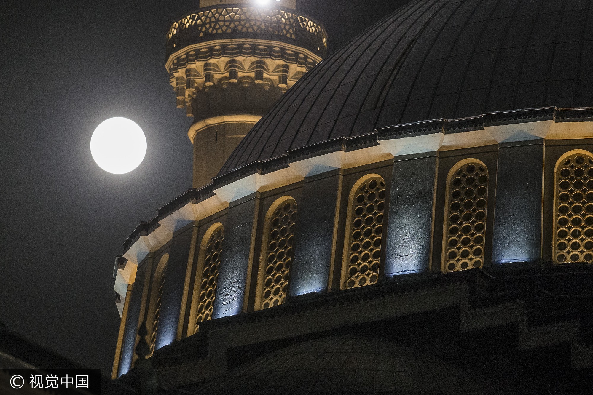 当地时间2016年8月18日,土耳其安卡拉,当地迎来满月景观。