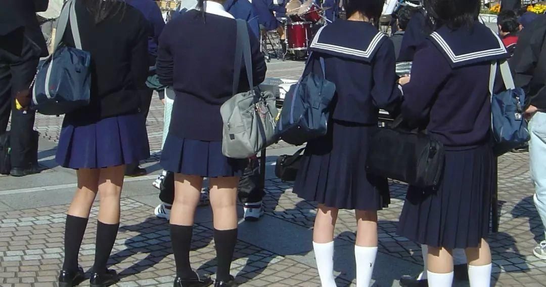 奔放!日本一中学竟允许男生穿短裙,女生打领带
