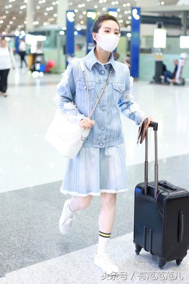 刘诗诗穿牛仔裙现身,光腿配长筒袜显腿粗,网友