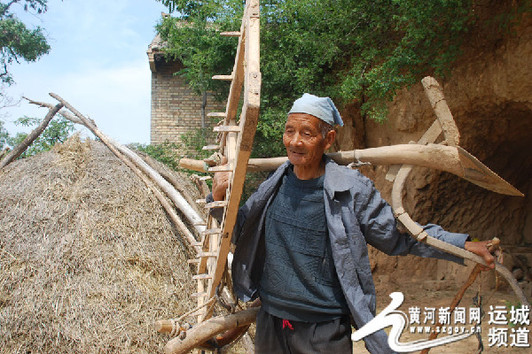 老汉担犁挑耙准备下地