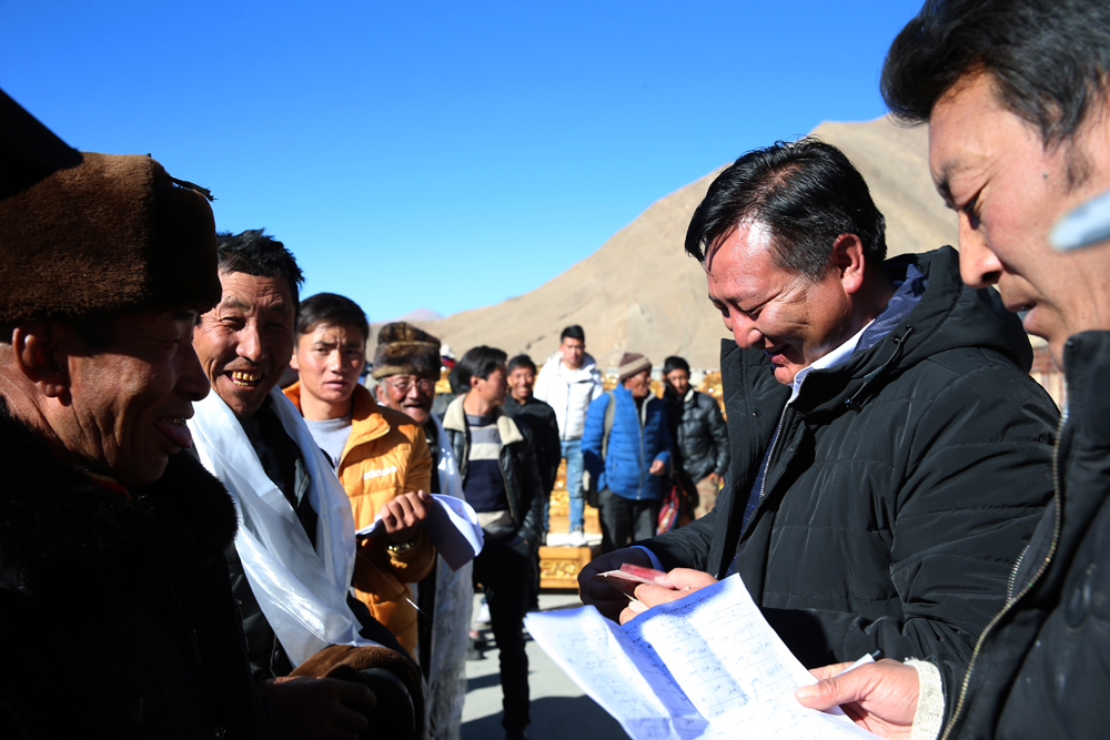 春风化雨暖人心-加央曲扎扶贫记