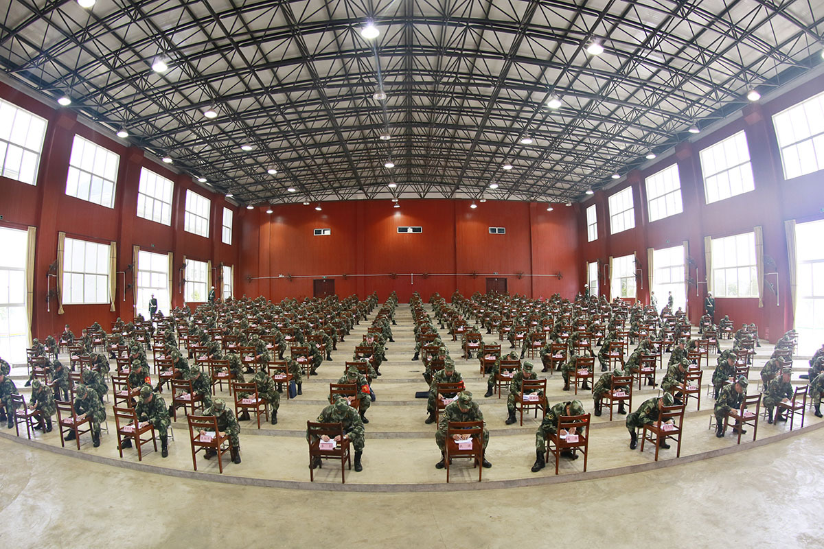 2017年4月1日,武警广西总队组织2017年度大中队主官《纲要》培训,这是进行理论测试。赵熙然