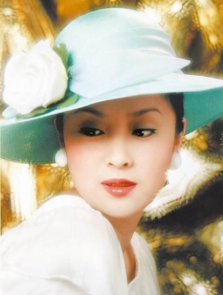 她就是甄珍,当年香港的一个女明星,18岁的时候,演了她人生中的第一部