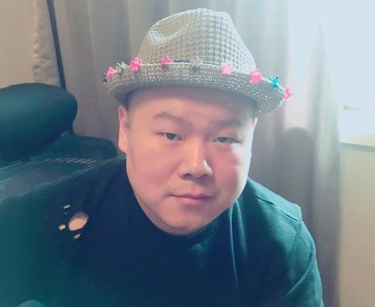 岳云鹏戴小花帽出门 闺女为爸爸特意做的