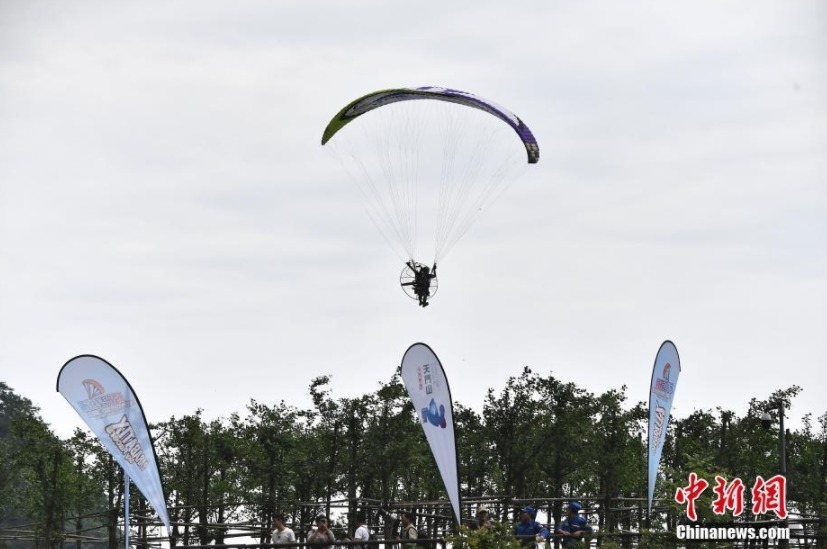 6月26日，参加“极限飞荡”张家界天门山动力伞特技国际大师赛的7名选手在湖南张家界天门山景区进行首轮试飞训练，吸引了众多游客驻足观赏。“极限飞荡”张家界天门山动力伞特技国际大师赛将于6月28日至29日在张家界天门山举行。
