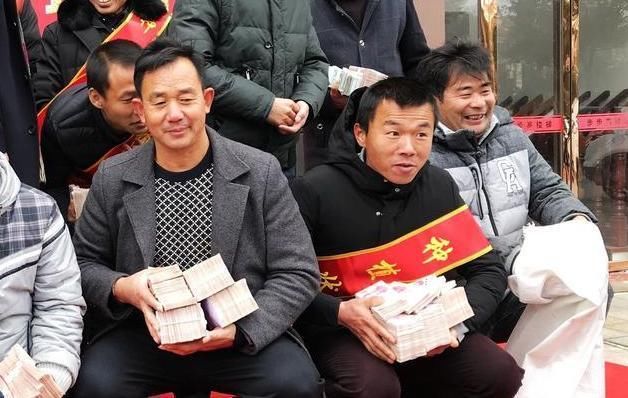 员工20多天熬夜加班,老板却只给领导发年终奖,隔天老板损失75万