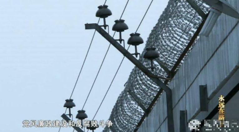 图为监狱外高筑的围墙。