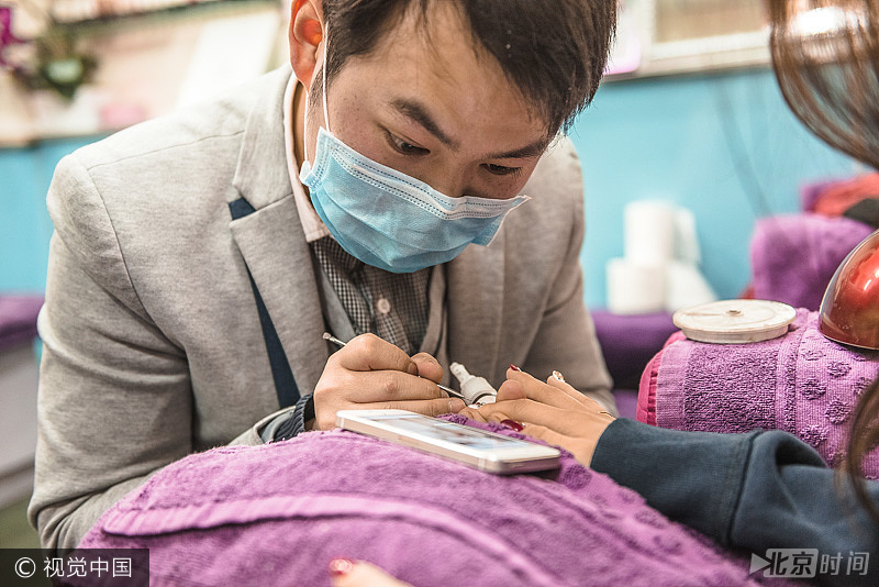 90后男美甲师 在指尖上作画用异性眼光发现美