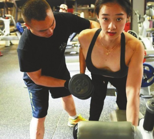 "涂梦丽揉着眼睛,"每天凌晨5点半闹钟就响了,每次起床都需要巨人般的