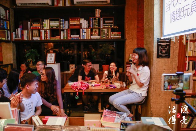 情趣用品体验师，顾名思义就是用身体对情趣用品进行测试。丹丹觉得这个职业本质上就是产品测试，只是因为跟性联系在一起，所以让旁人多了一些遐想。曾经有一则 “ 情趣测评师年薪超过 20 万 ” 的新闻报道引起过议论，丹丹说那不过是一家公司的营销手段而已。真正的情趣测评师，尤其像她这样年纪轻轻没有很多工作经验的人来说，这份工作和普通文职没有太多区别。