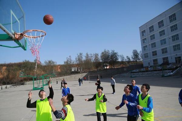 让学生从体育课中体会团队精神锻炼个人毅力