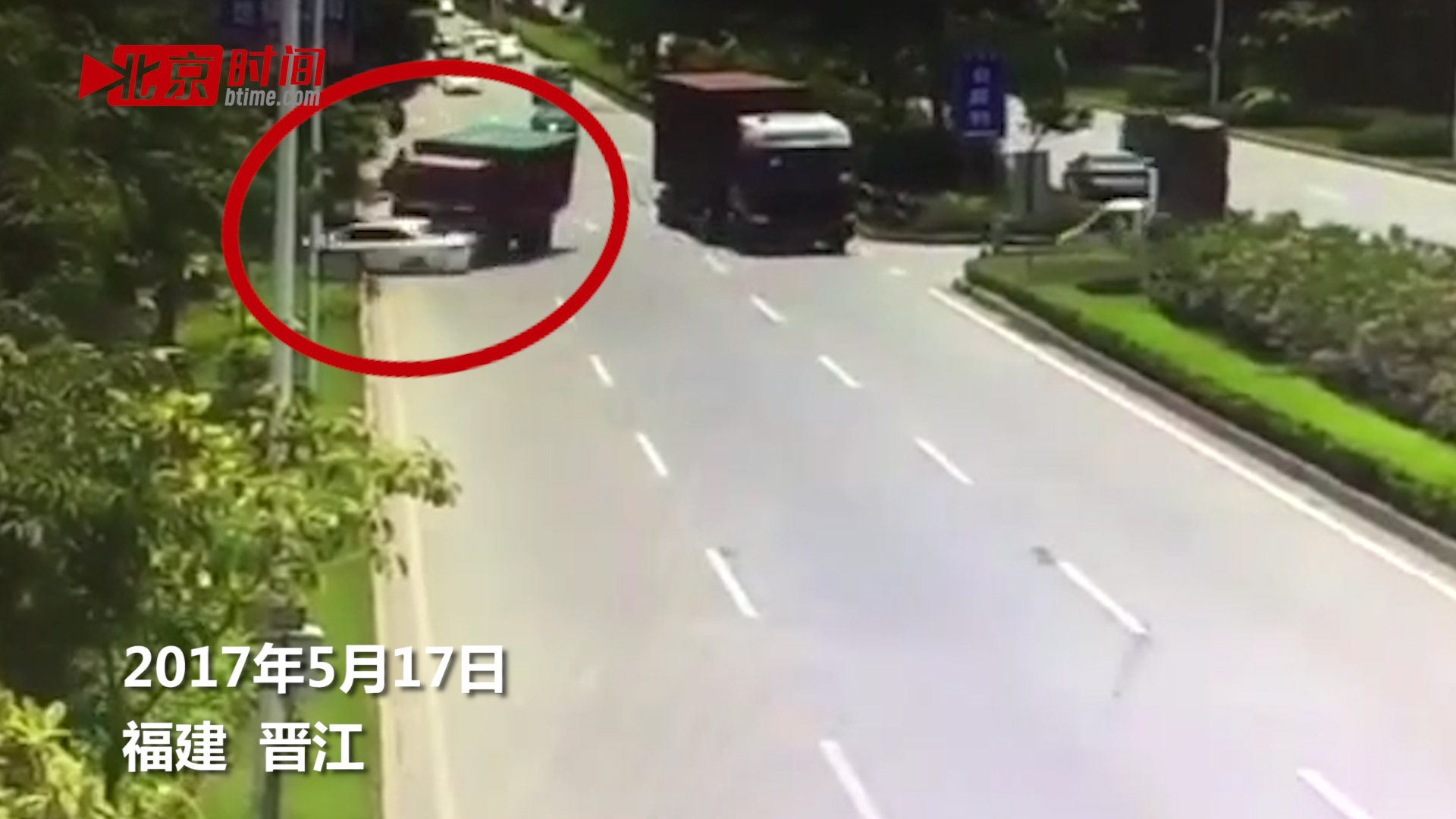 白色轿车横穿马路  惨遭货车挤压致2死3伤