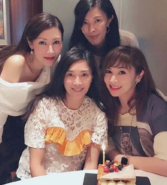 李嘉欣的姐姐被指脸垮掉,从小不如妹妹好看是