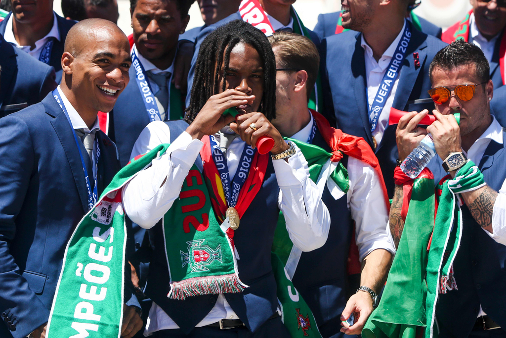 2016年7月11日，葡萄牙里斯本，2016年欧洲杯冠军葡萄牙队回到国内，全体队员和教练乘坐大巴游行并受到葡萄牙总统的接见，全城民众欢欣舞动狂欢庆祝。图为葡萄牙队员吹喇叭庆祝捧杯