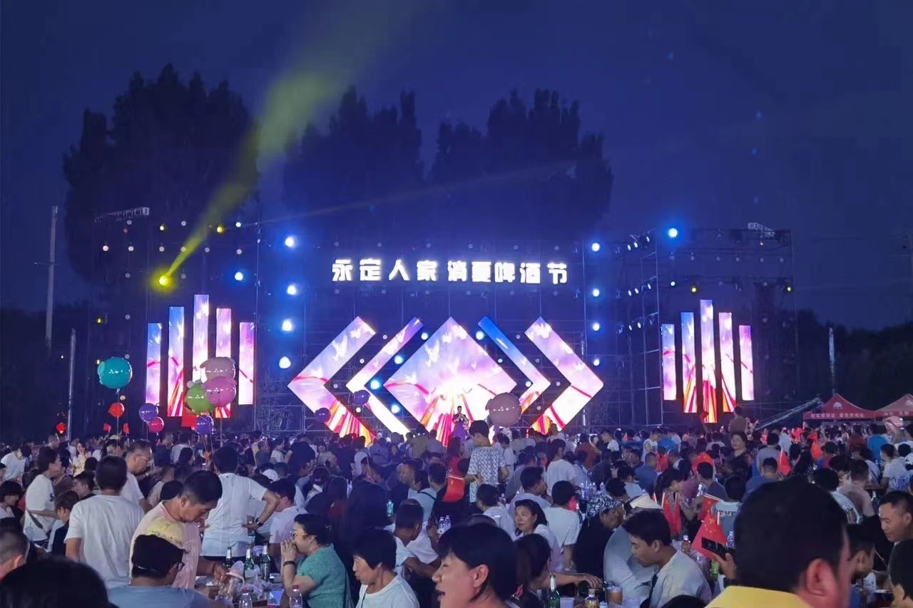 喝酒、唱歌、游乐项目……家门口的夜间消夏啤酒节来了！