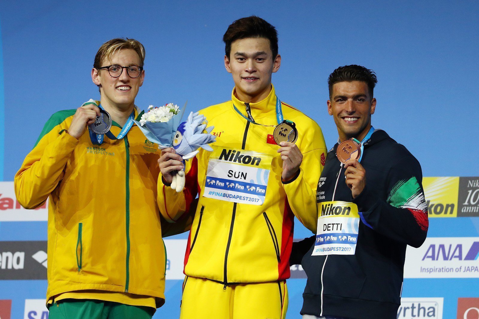 孙杨颁奖典礼唱国歌飙泪 不记仇!主动握手霍顿 孙杨颁奖典礼唱国歌飙泪 不记仇!主动握手霍顿