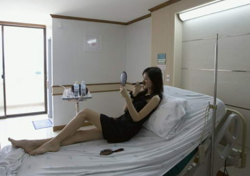变性手术结束后，患者回到病房休息。病房需要绝对的干净卫生，每隔数小时就会有医生来检查一次。