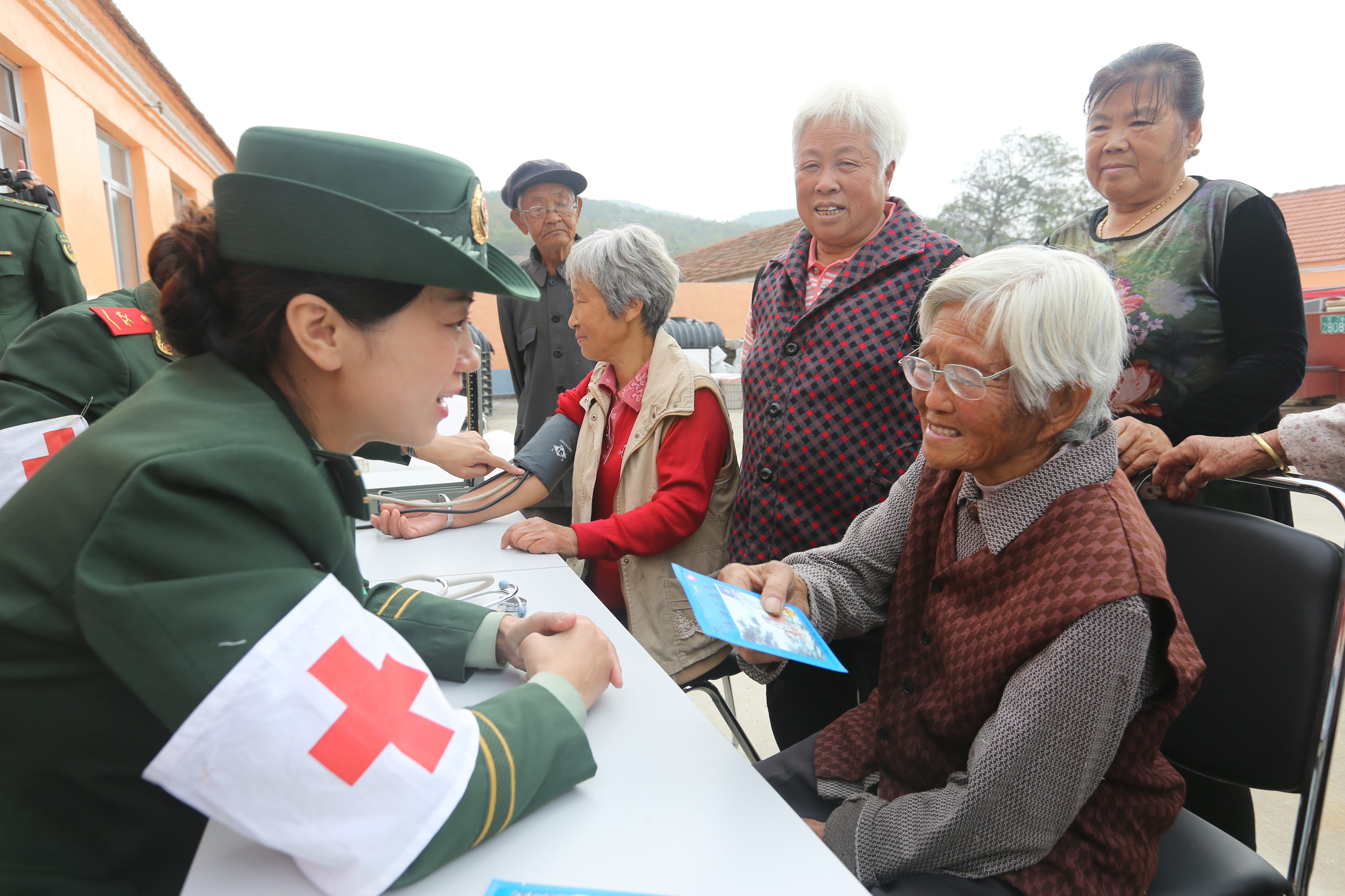 武警山东总队烟台支队在精准扶贫活动中，向群众送医送药。杨磊摄